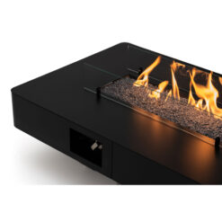 Flammes se reflettant sur la structure en acier noir mat