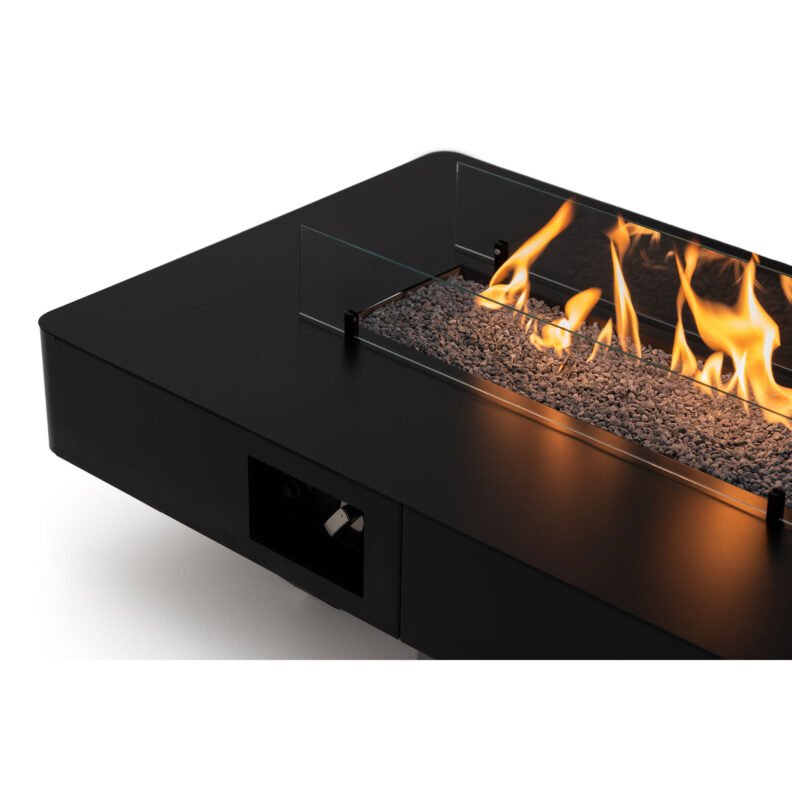 Flammes se reflettant sur la structure en acier noir mat