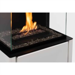 Vue sur les flammes du poêle Planika Arcticon White