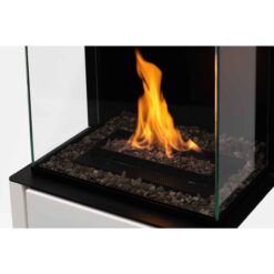 Vue sur les flammes du poêle Planika Arcticon White