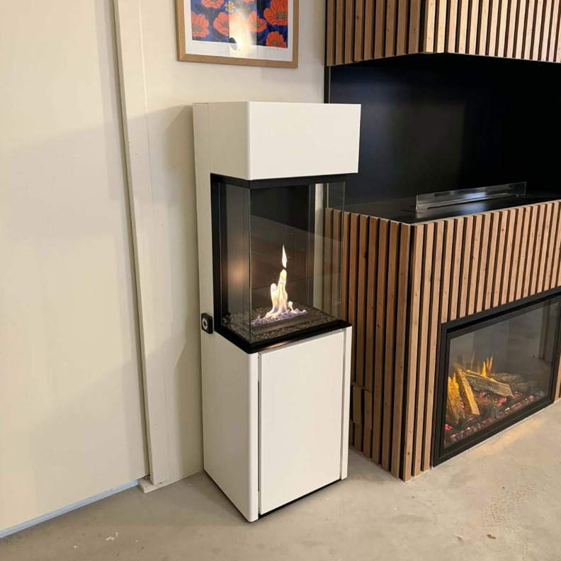 Poêle au bioéthanol Planika Arcticon White en exposition chez Artfire