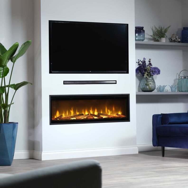 Cheminée électrique DImplex Ignite Evolve (avec bûches) installée sous une télé