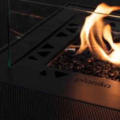 Zoom sur les flammes et les vitres sécurisées