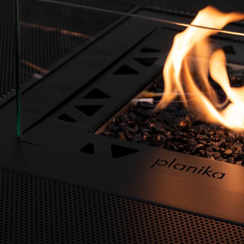 Zoom sur les flammes et les vitres sécurisées