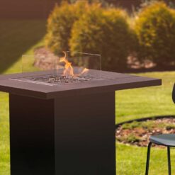 Square Table High installé sur une terrasse