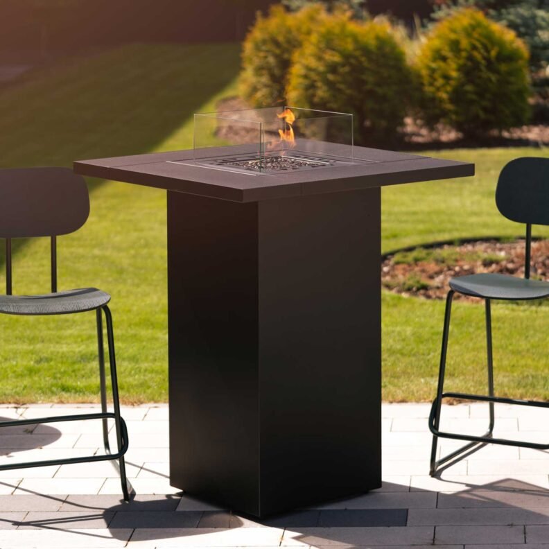 Square Table High installé sur une terrasse