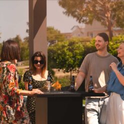 Moment conviviale autour de la Square Table High