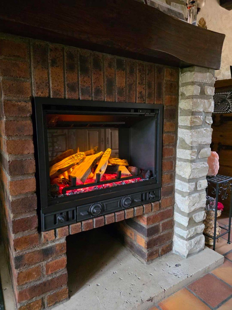 Foyer électrique Gazco eMotiv dans une ancienne cheminée