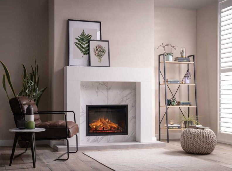 Insert électrique eMotiv installé dans une cheminée décorative