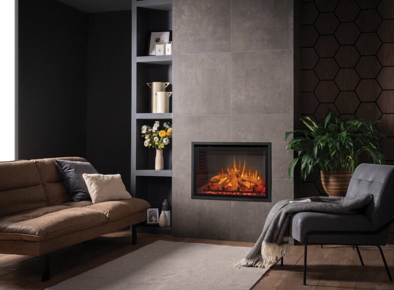 Foyer électrique Gazco eMotiv 74 installé dans un coffrage mural