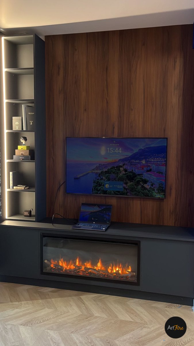 Foyer électrique Gazco Atmos encastré dans un meuble sous une télévision