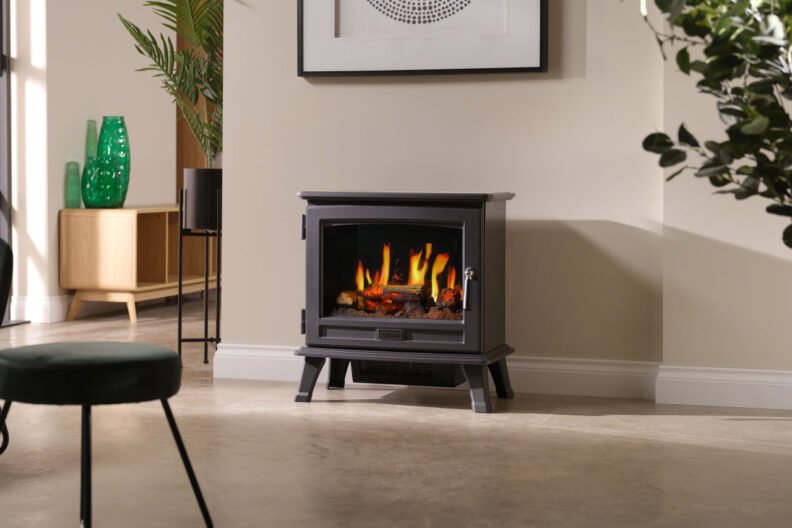 Situation d'ambiance dans un salon avec le poêle Dimplex Belgravia