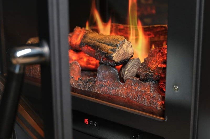 Zoom sur les flammes du poêle Belgravia avec la porte frontale ouverte