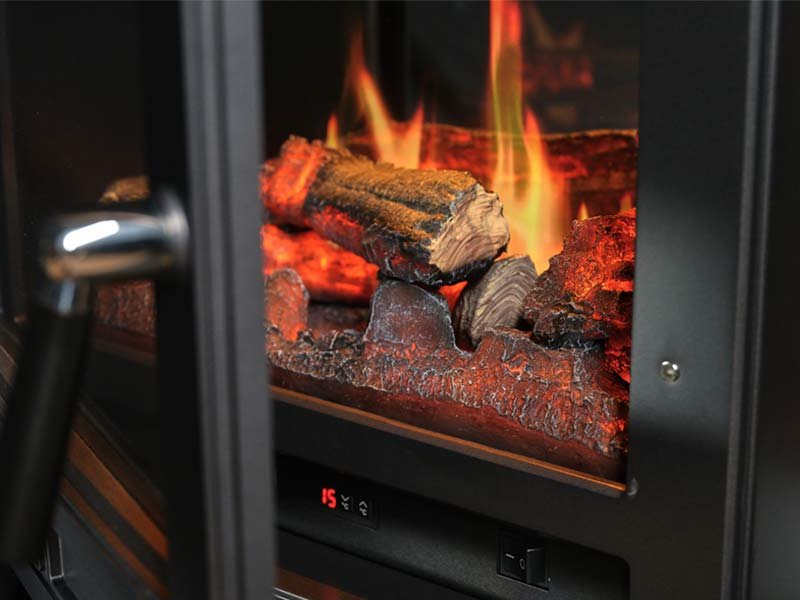 Zoom sur les flammes du poêle Belgravia avec la porte frontale ouverte