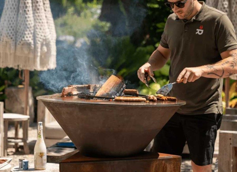 Cuisinez en extérieur avec votre brasero Cortenéa Tradition