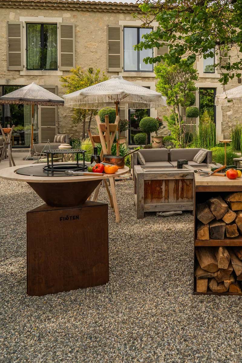 Brasero Cortenea Tradition 80 dans une ambiance d'été