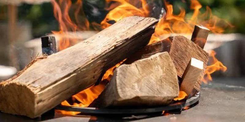 Zoom sur le feu d'un brasero