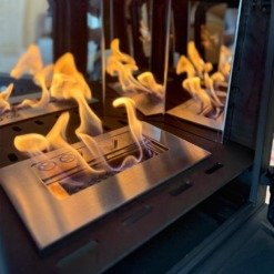 ScandiFlames Bergen - Vue sur les flammes et les miroirs réfléchissants