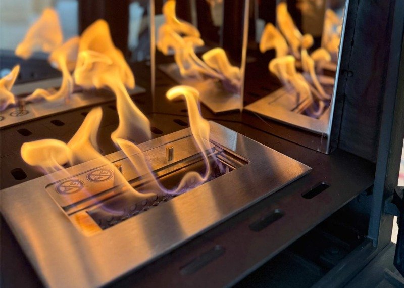 ScandiFlames Bergen - Vue sur les flammes et les miroirs réfléchissants