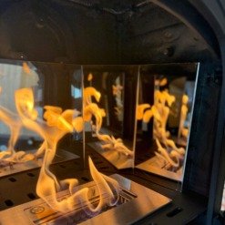 ScandiFlames Bergen - Vue sur les flammes et les miroirs réfléchissants