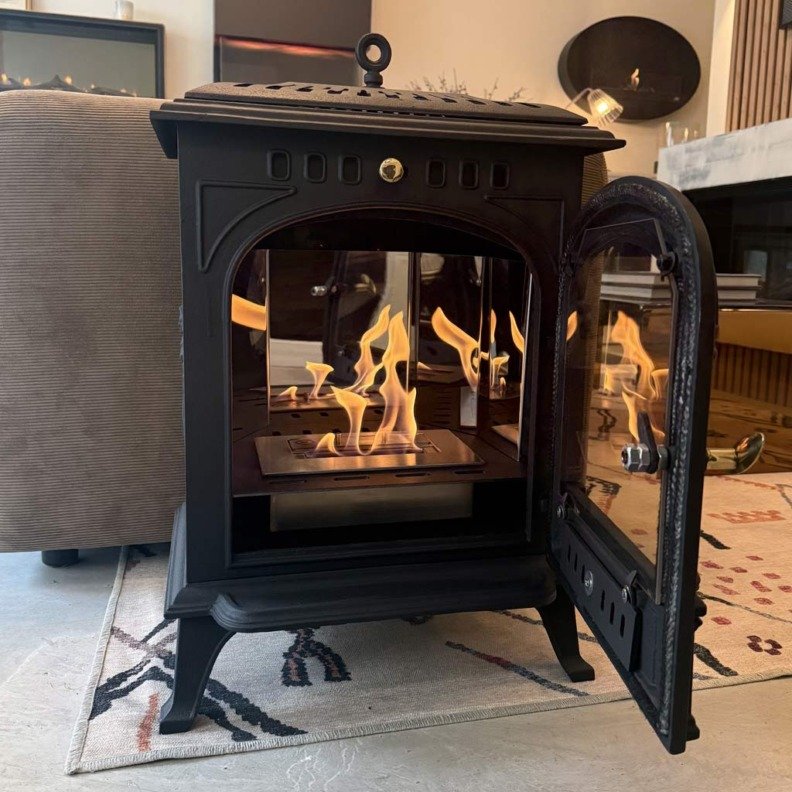 Poêle au bio-éthanol ScandiFlames Bergen - Porte frontale ouverte