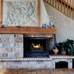 Chenets au bioéthanol installés dans une ancienne cheminée