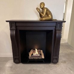 Chenets de cheminée au bioéthanol ScandiFlames M installé au magasin Artfire Paris
