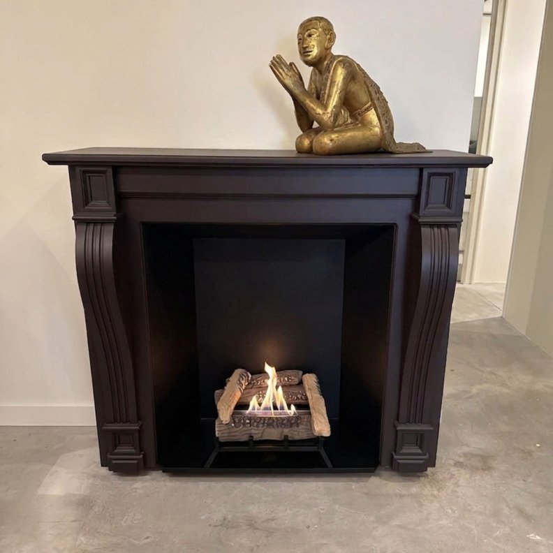 Chenets de cheminée au bioéthanol ScandiFlames M installé au magasin Artfire Paris