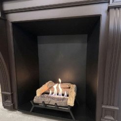 Chenets de cheminée au bioéthanol ScandiFlames M installé au magasin Artfire Paris