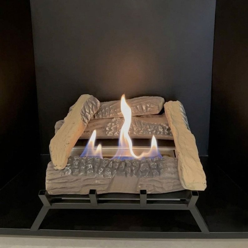 Chenets de cheminée au bioéthanol ScandiFlames M installé au magasin Artfire Paris