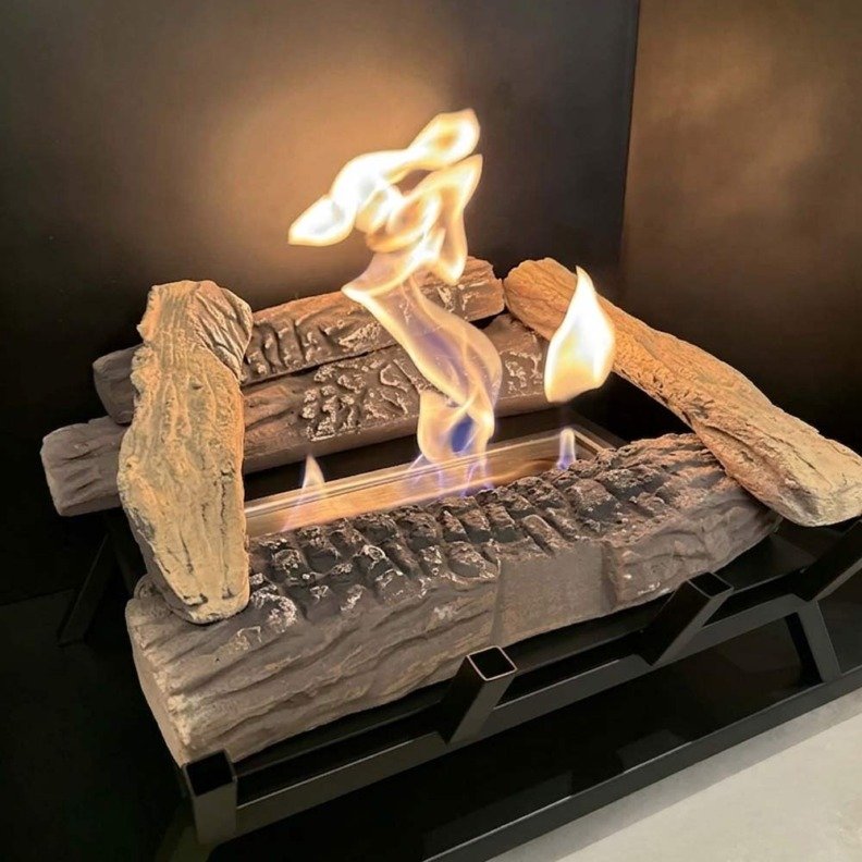 Chenets de cheminée au bioéthanol ScandiFlames M installé au magasin Artfire Paris