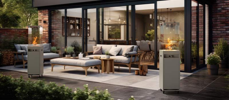 Décor extérieur avec des cheminées Planika Faro