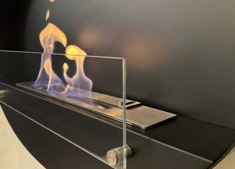 Vue sur les flammes au bioéthanol de la cheminée Maryland