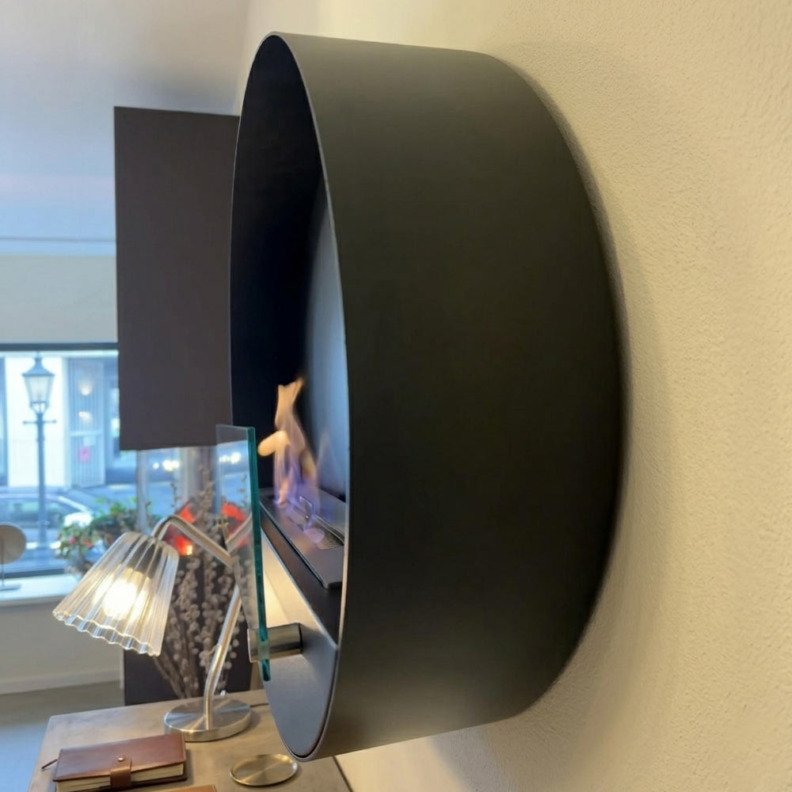 Vue sur la profondeur de la cheminée murale Maryland