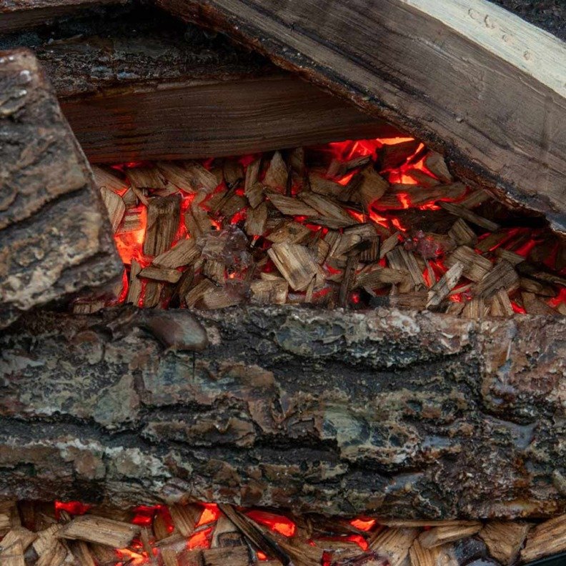 Zoom sur les bûches et les copeaux de bois du Dimplex Triton