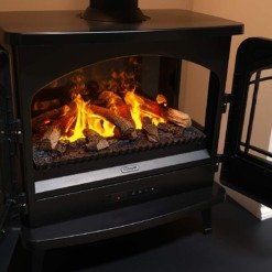 Poêle à vapeur d'eau Dimplex Fortrose 3 et ses portes ouvertes donnant sur le foyer