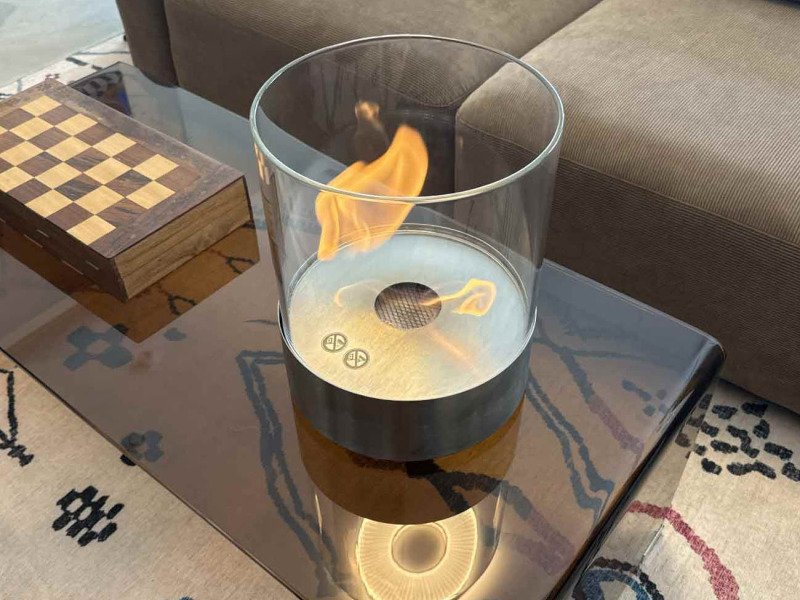 Cheminée au bioéthanol Southwark posée sur une table